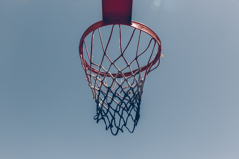 蓝天下的篮球网