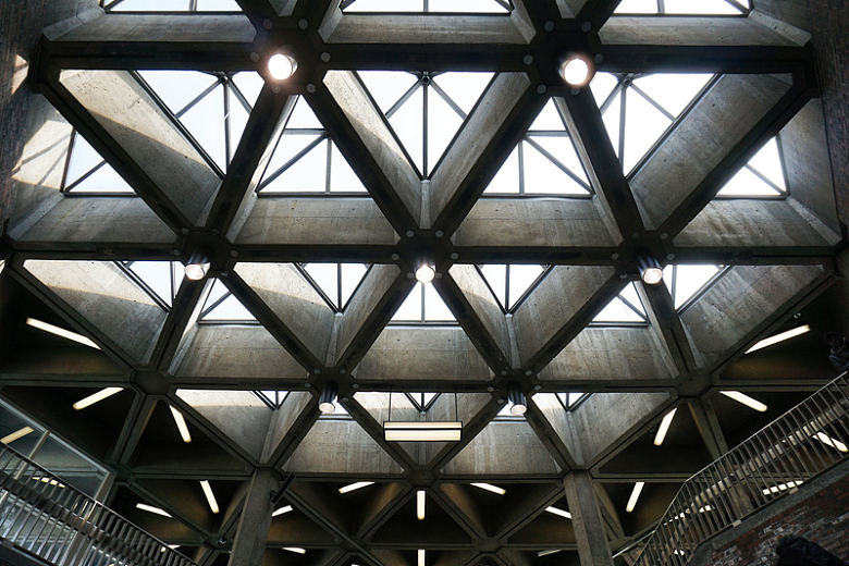 地铁天花板三角形