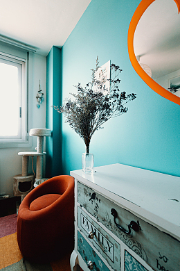 干花放在梳妆台的边缘