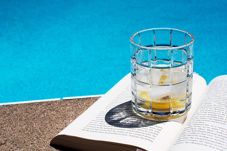 饮料放在池边的一本书上