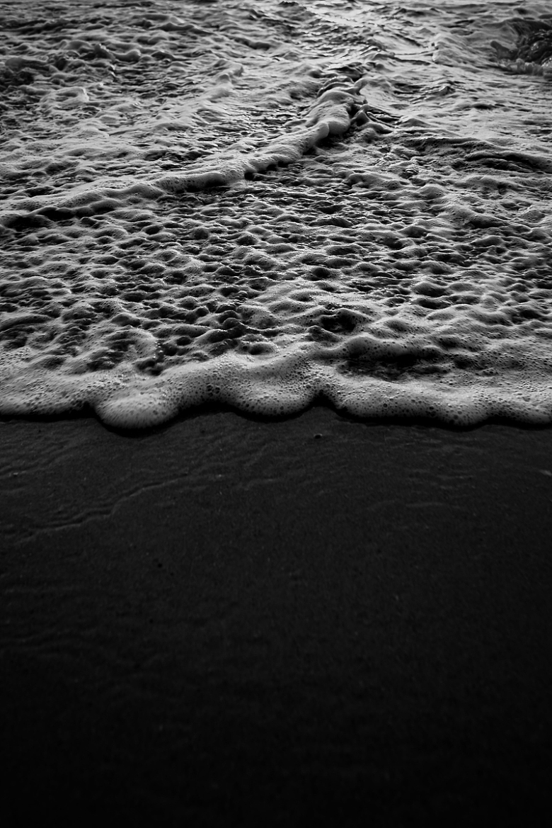 黑白海浪海岸线