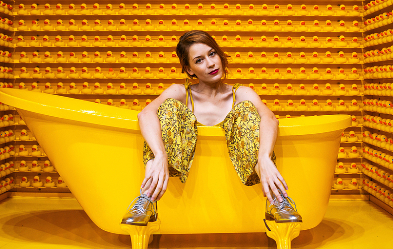 坐在黄色浴缸里的模特