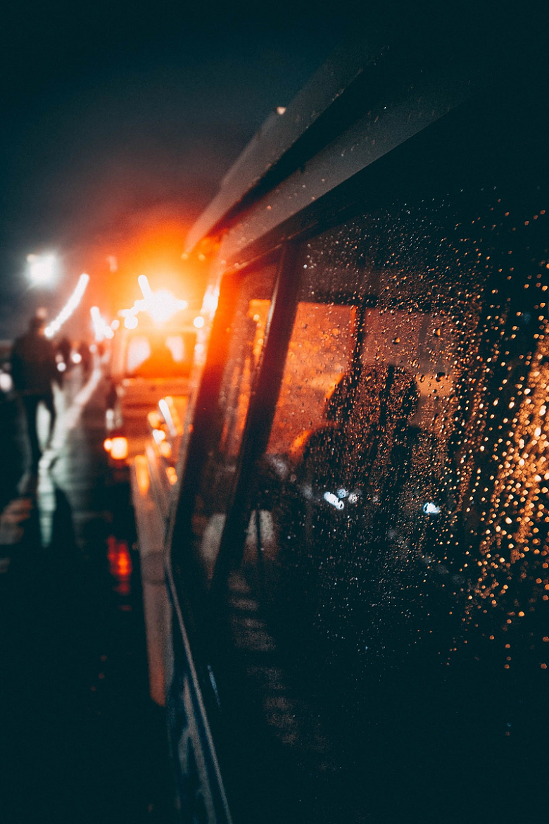 交通堵塞时车窗下雨