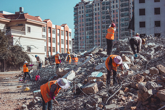 拆除建筑上的建筑工人