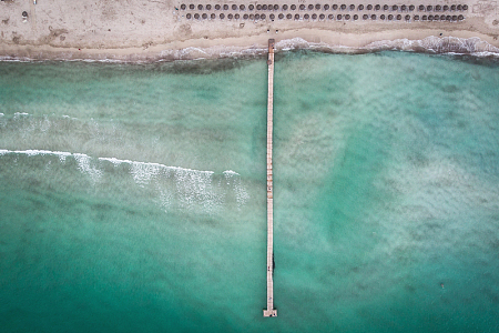 俯瞰蓝绿色海水海滩