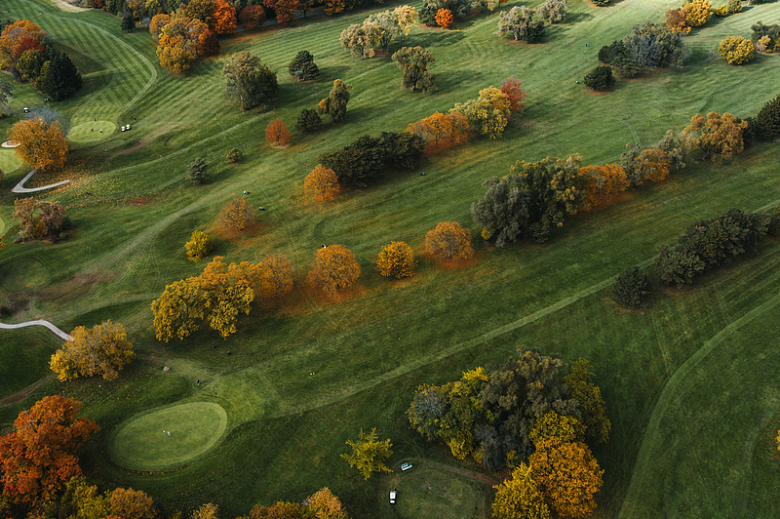 秋季高尔夫球场鸟瞰图