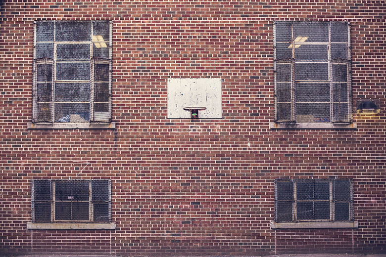 城市墙壁上的篮球网