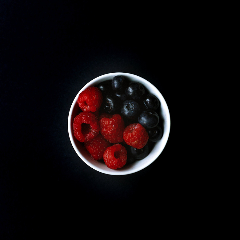 碗里的树莓和蓝莓