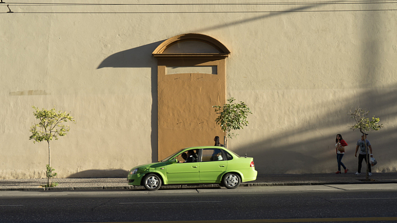 墙壁前的绿色汽车