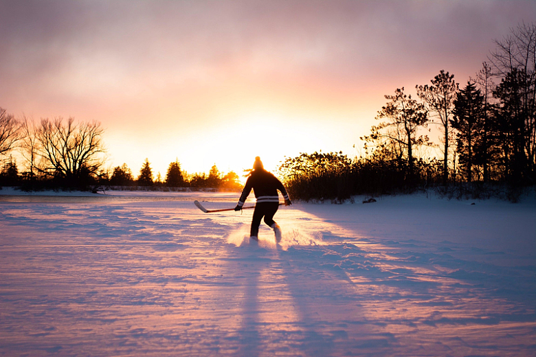 落日下的滑雪场