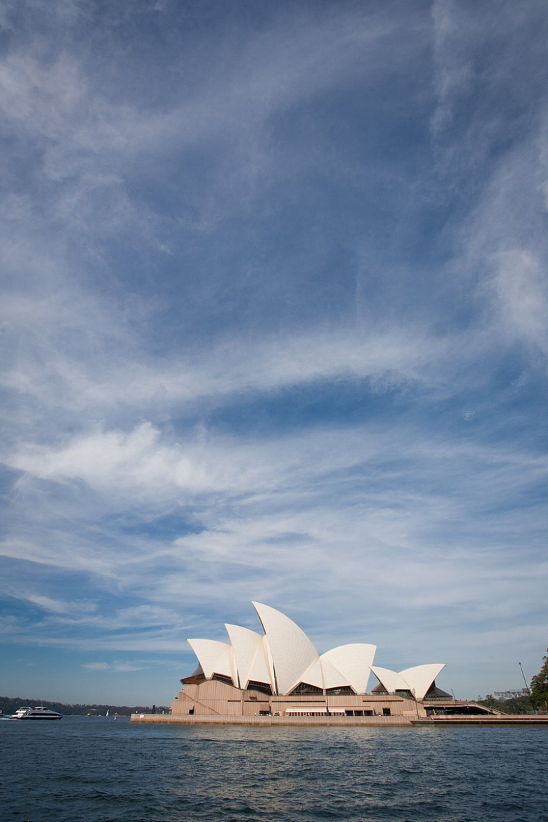 蓝天白云下海面上的悉尼歌剧院