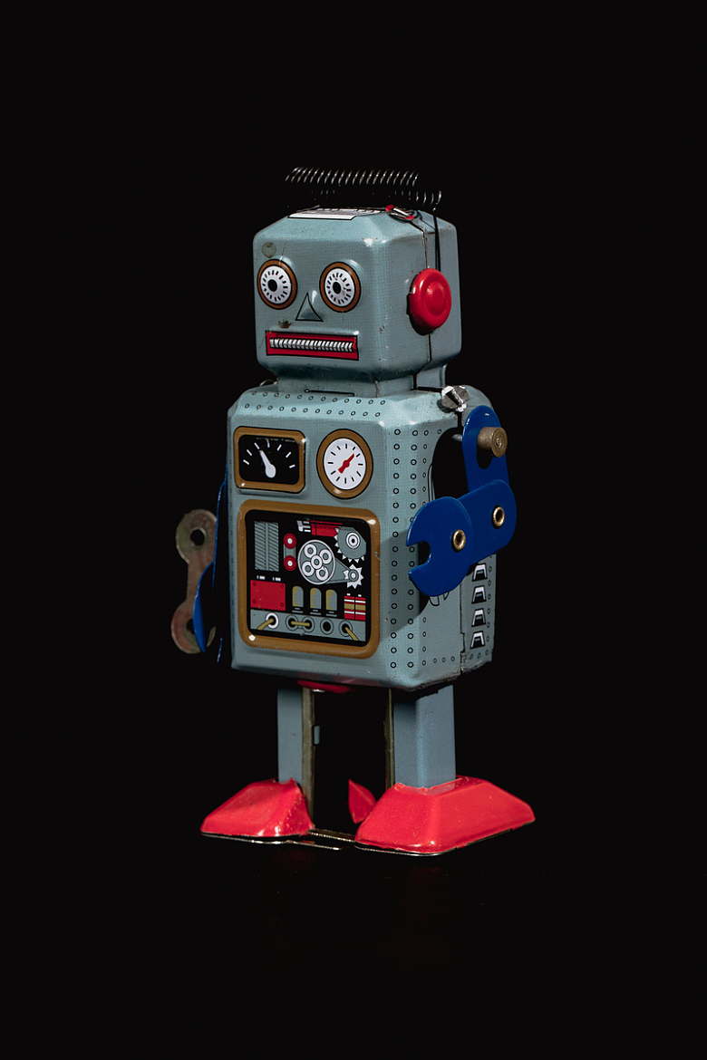 黑色背景前的复古蓝色机器人