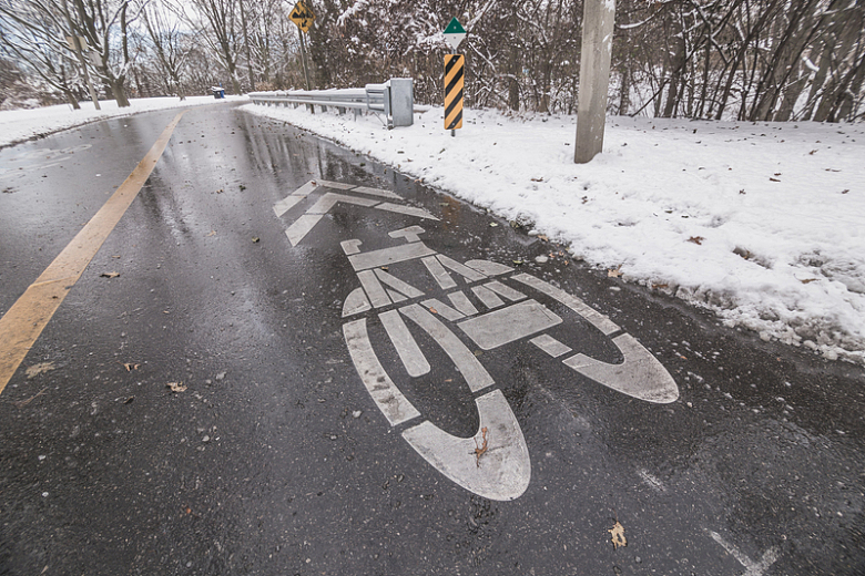 冬季雪地的自行车道