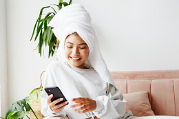 一位年轻的女士在打电话时头发被裹着