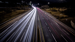 夜间公路灯条纹