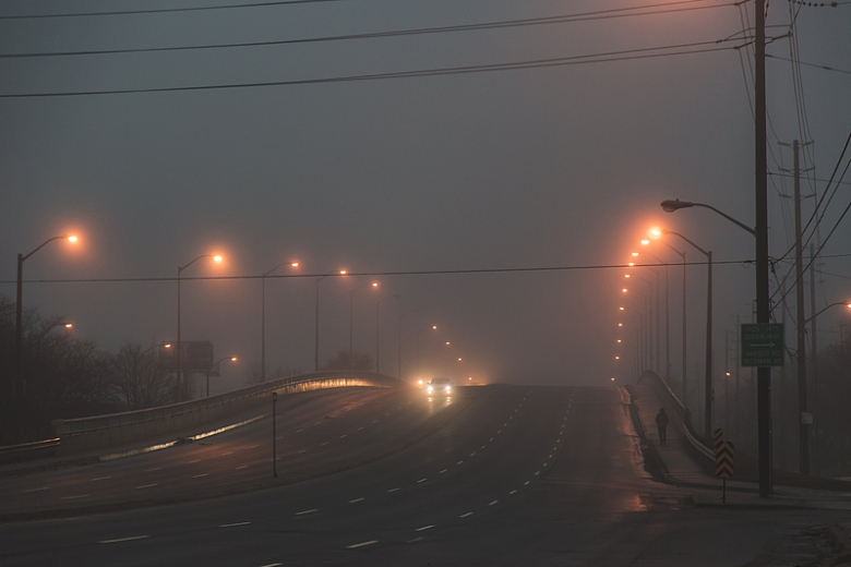 雾蒙蒙的城市桥