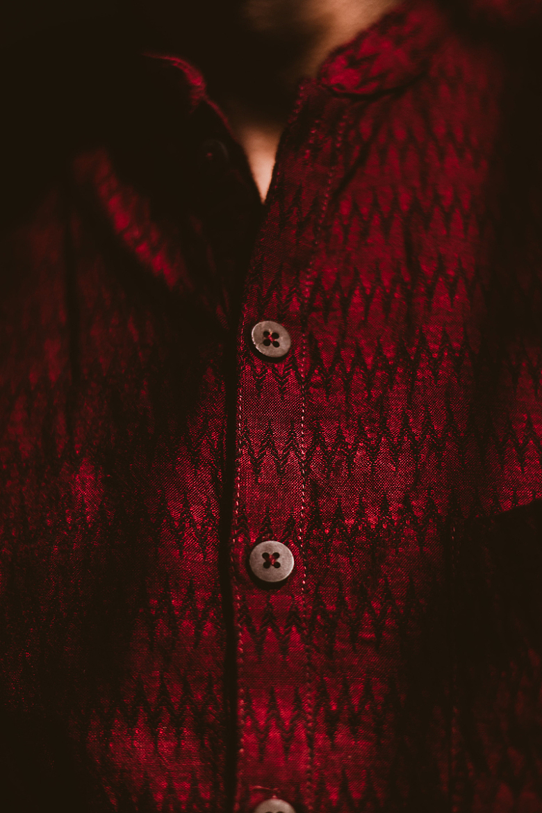 深红色木制纽扣衬衫