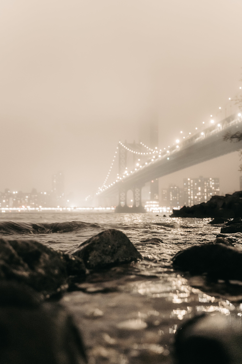 雾蒙蒙的城市桥