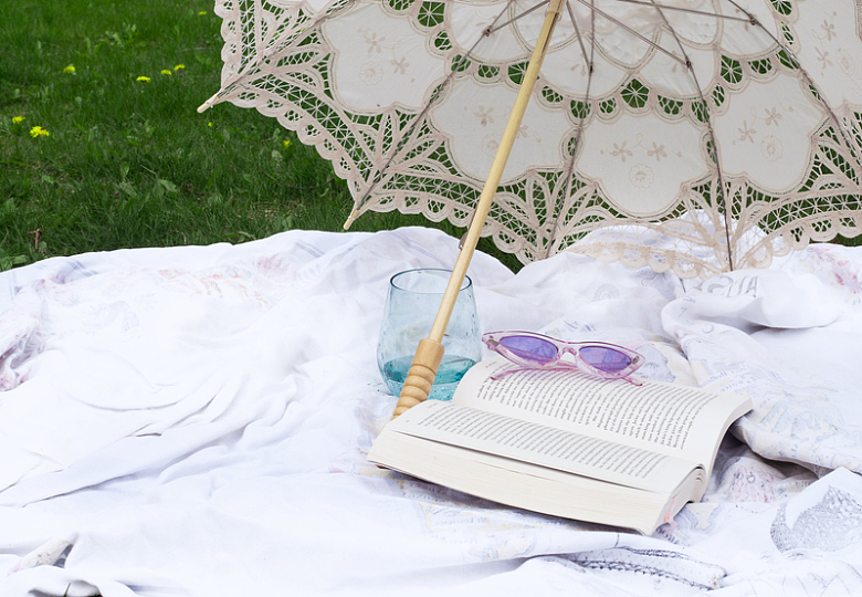 小说躺在野餐毯上的布伞下