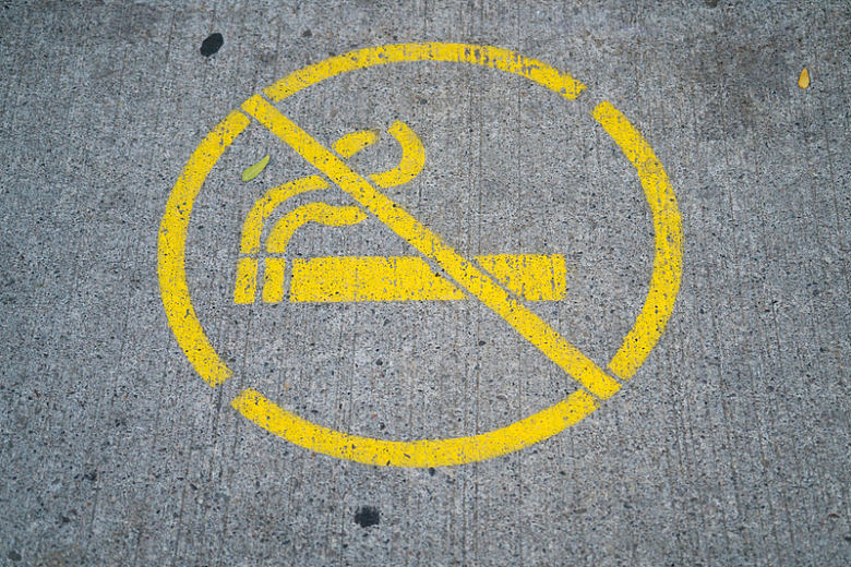 人行道上的禁烟标志