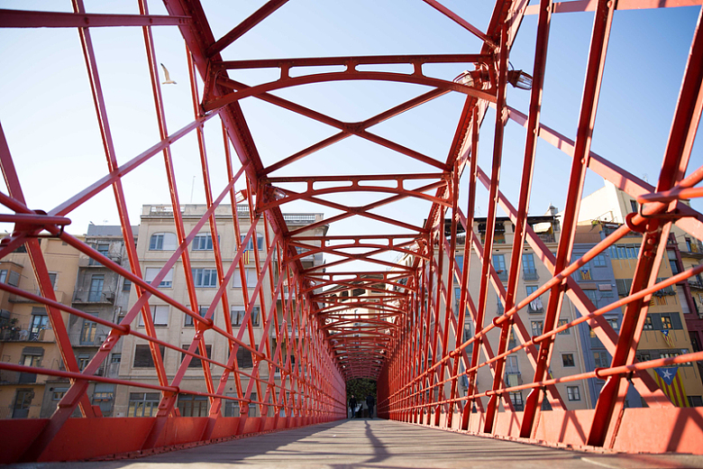 现代步行铁架桥