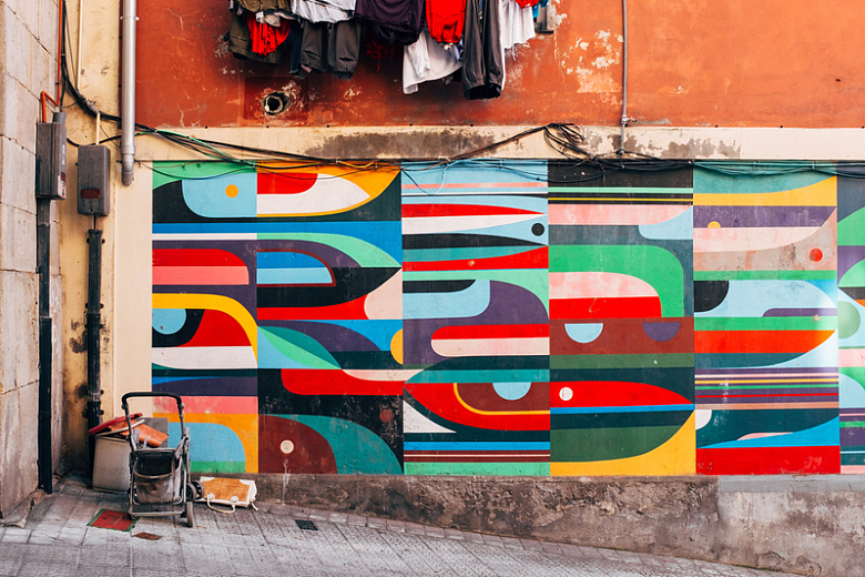 破旧街道上的彩色几何墙艺术