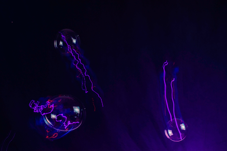 紫色led灯在气泡中反射