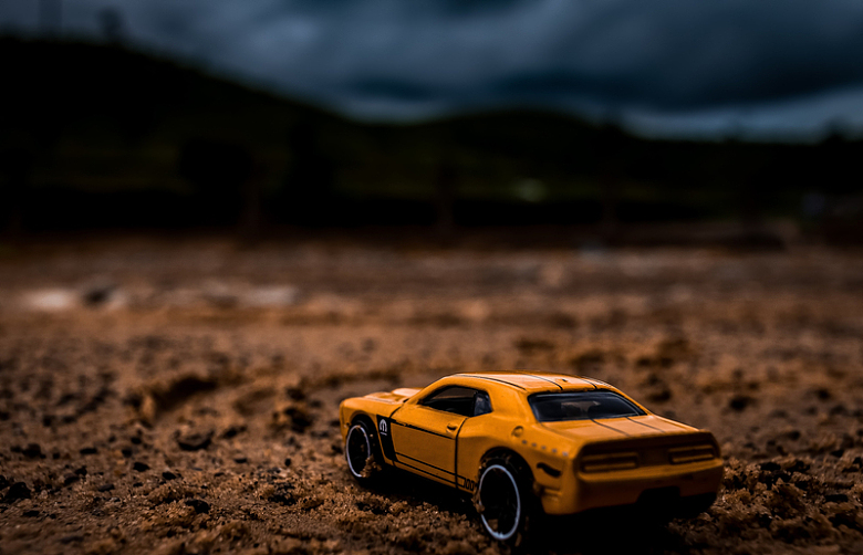 沙漠景观中的黄色玩具车