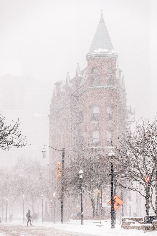 暴风雪中的历史建筑