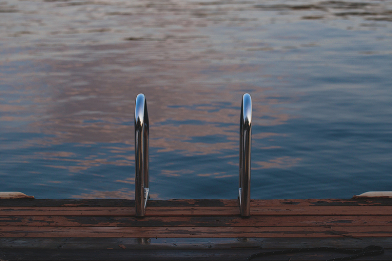 湖边码头上的游泳扶手