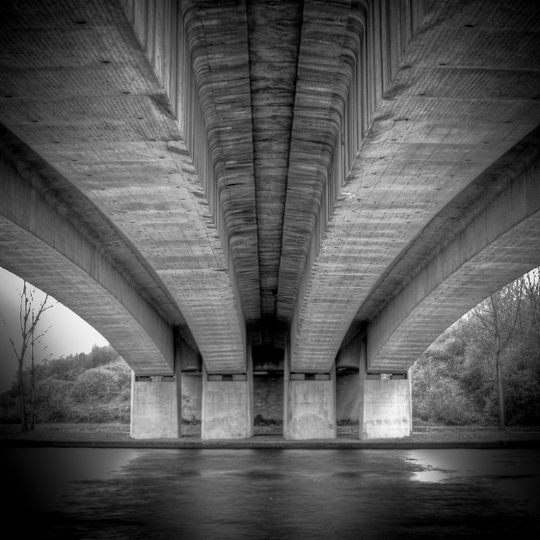 河上大桥下的黑白