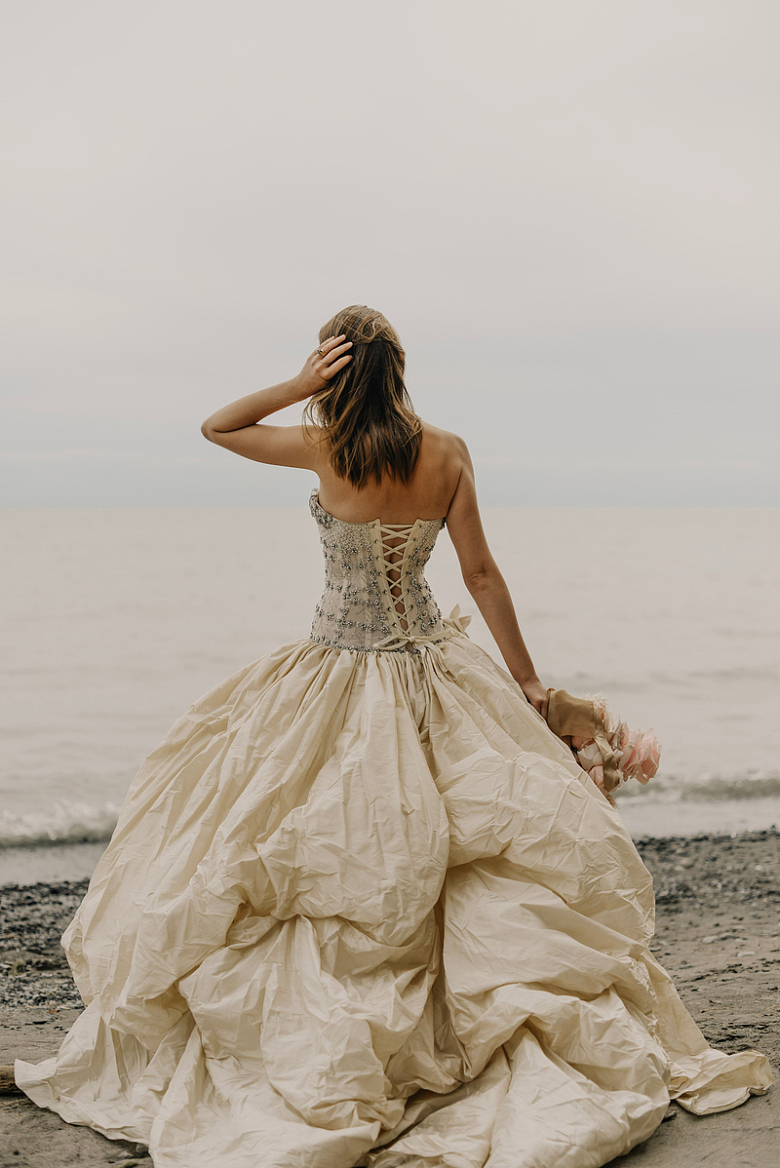 飘逸的裙子和串珠抹胸婚纱