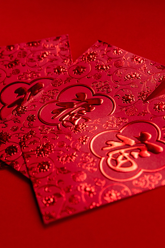 桌子上的三个红包