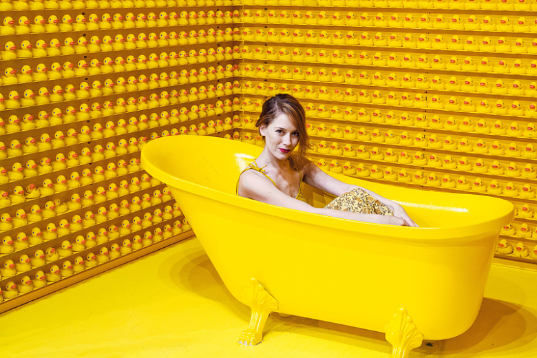 黄色房间浴缸里的女士