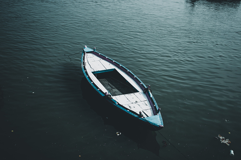 孤独的蓝色独木舟