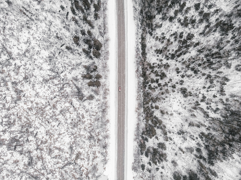 森林公路上红色皮卡的俯视图