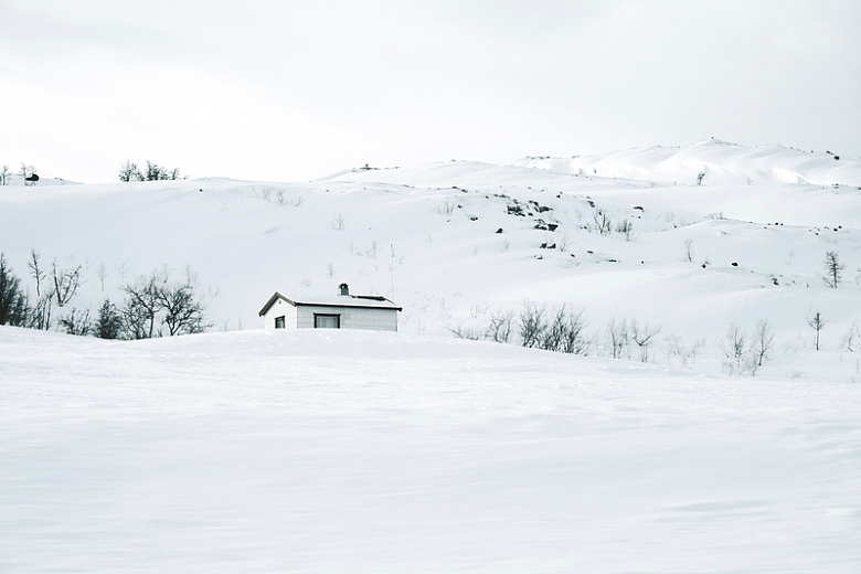 雪中的白色木屋