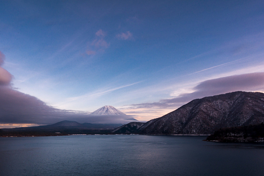 碧蓝的湖面和白雪皑皑的山峰