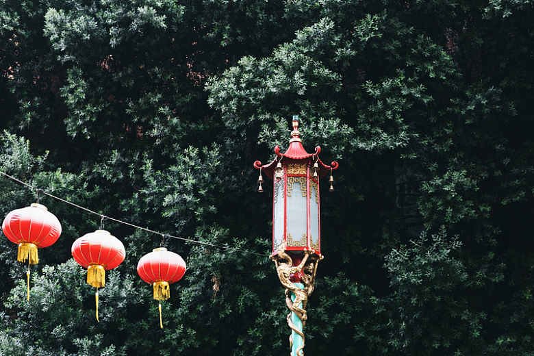 挂着中国灯笼的公园