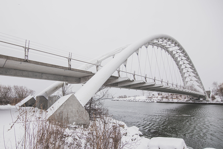 白色桥下的冬天