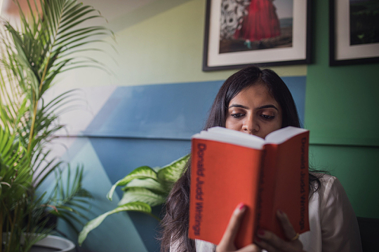 年轻而现代的女人花时间读书