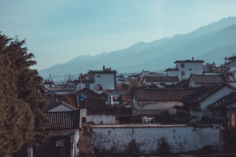 山坡下的中国村庄