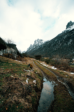 轮胎痕迹沿着山坡行驶