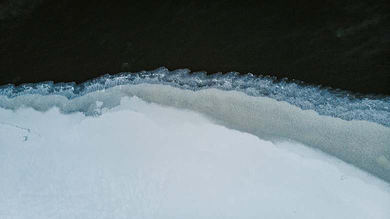 冬季海岸线的冰层