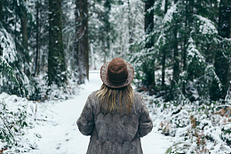 雪地上戴帽子的女人