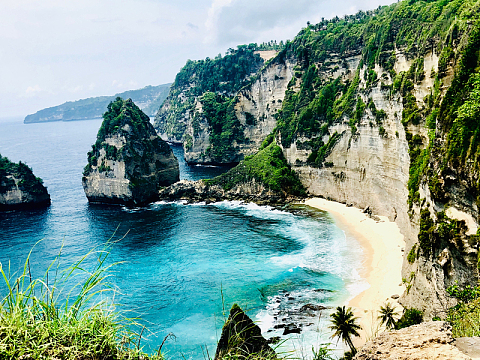 海浪冲击悬崖底部