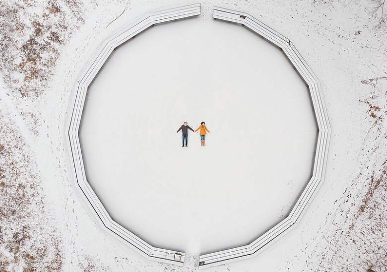 情侣躺在雪地里的鸟瞰图