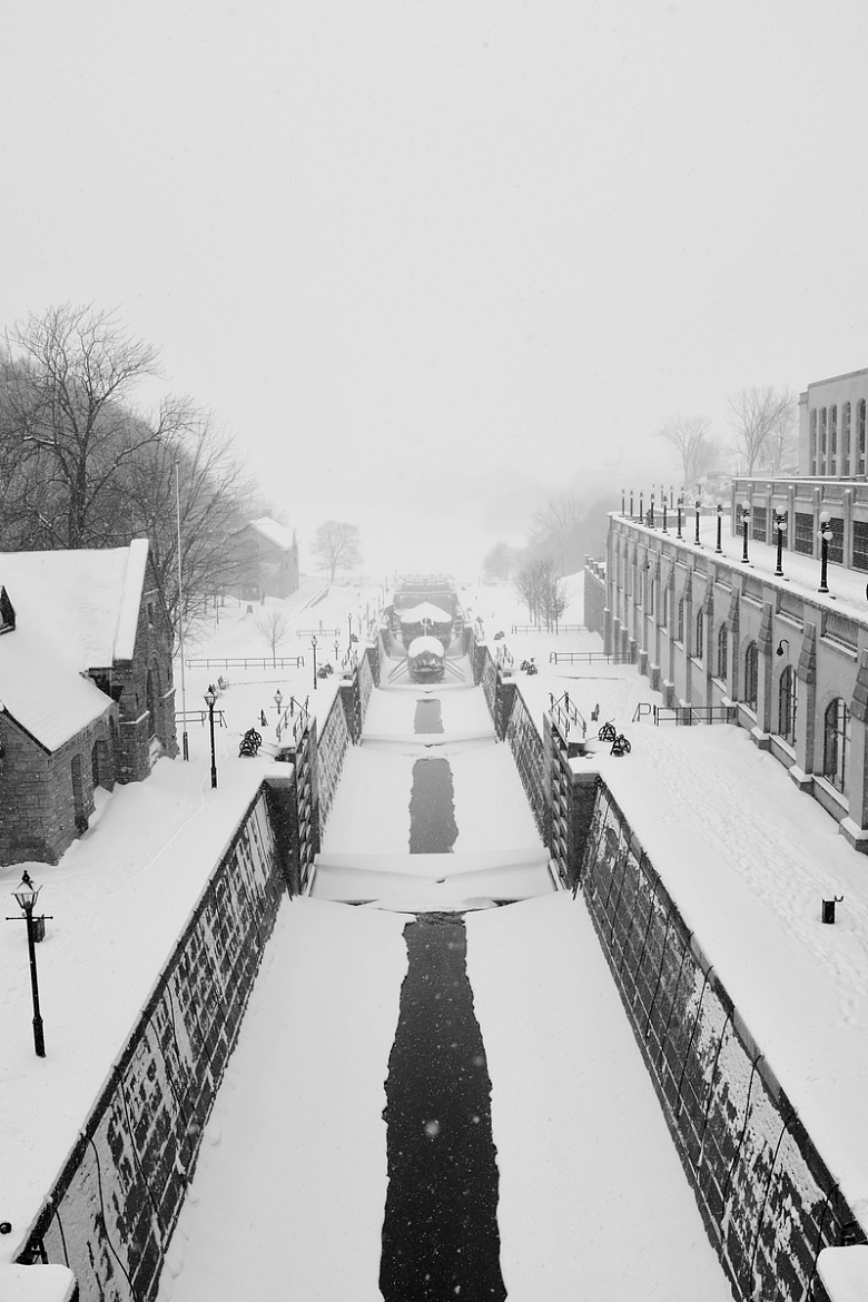 冬季积雪覆盖的运河船闸