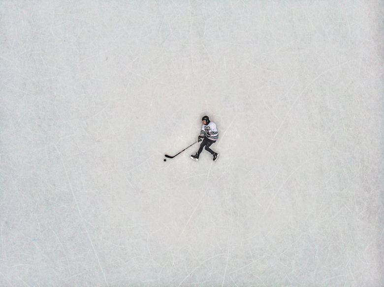 冰球运动员在冰面上的平躺