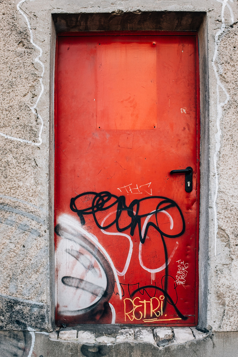 混凝土墙上的红色涂鸦大门